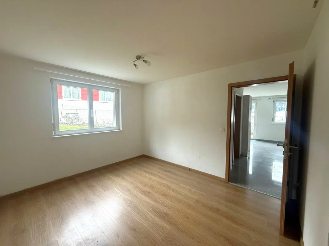 St-Imier, schönes 2.5-Zimmer-Apartment mit Terrasse, Garage, Garten