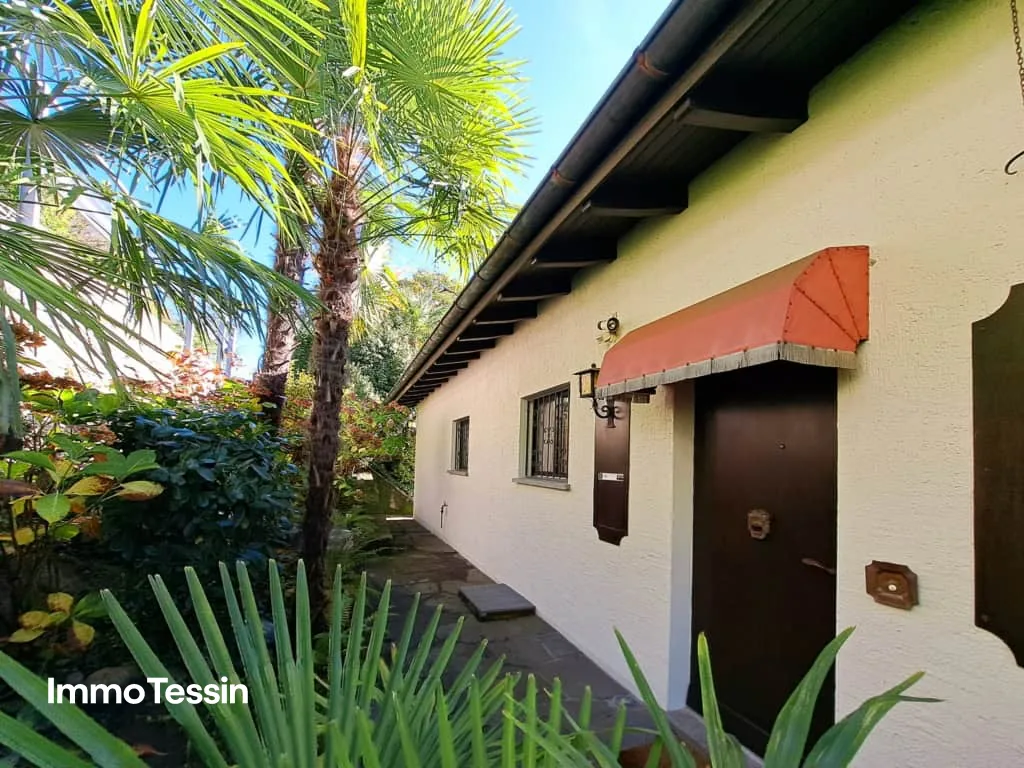 GELEGENHEIT: Haus mit 2 Wohnungen an begehrter Lage mit atemberaubendem Blick auf den Lago Maggiore