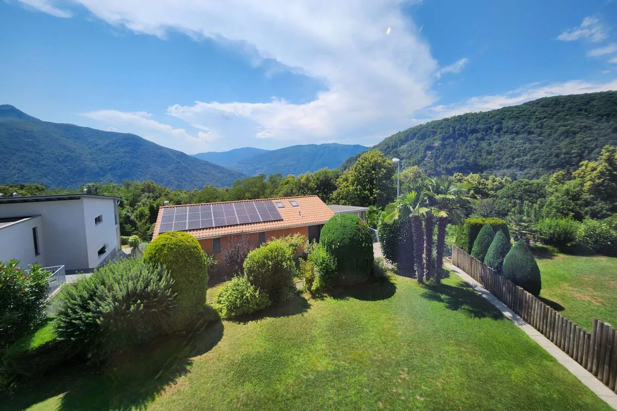 Detached house with garden and lake view