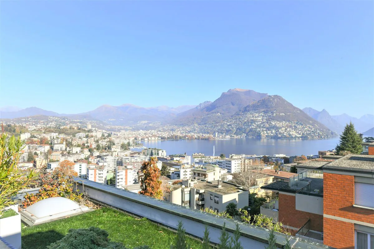 Magnifico attico con vista lago