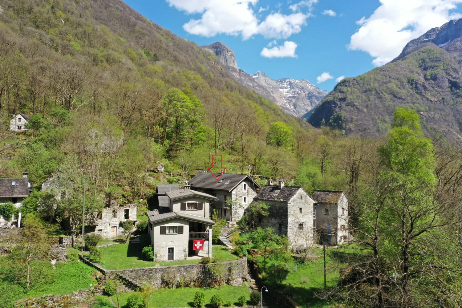 Large rustic house in a quiet location in the beautiful Verzasca valley