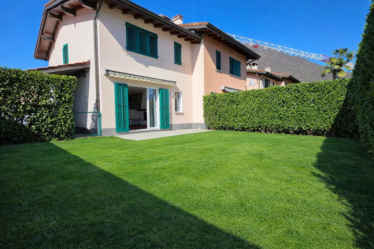 Villetta a schiera d’angolo con giardino – Losone