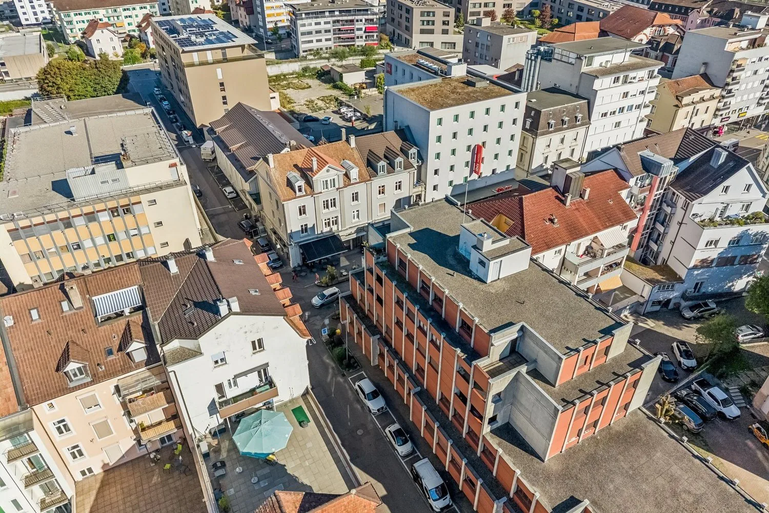 Immeuble de caractère mixte et de rendement au coeur de Delémon