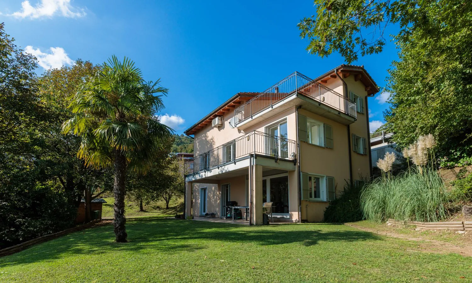 Schöne Villa mit Seeblick 7,5 Zimmer im Grünen in Neggio