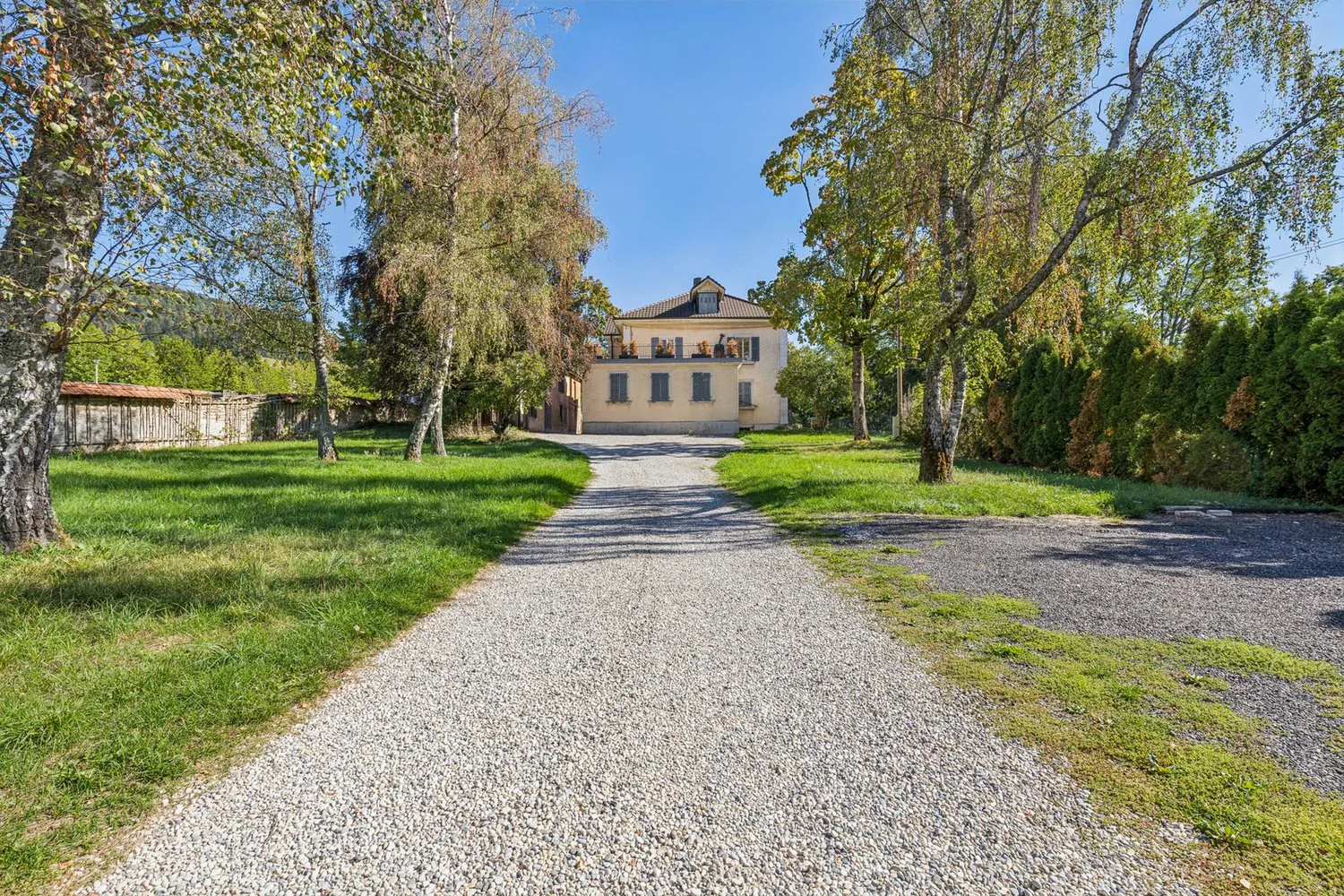 Elegante casa padronale composta da 3 appartamenti con 2 box