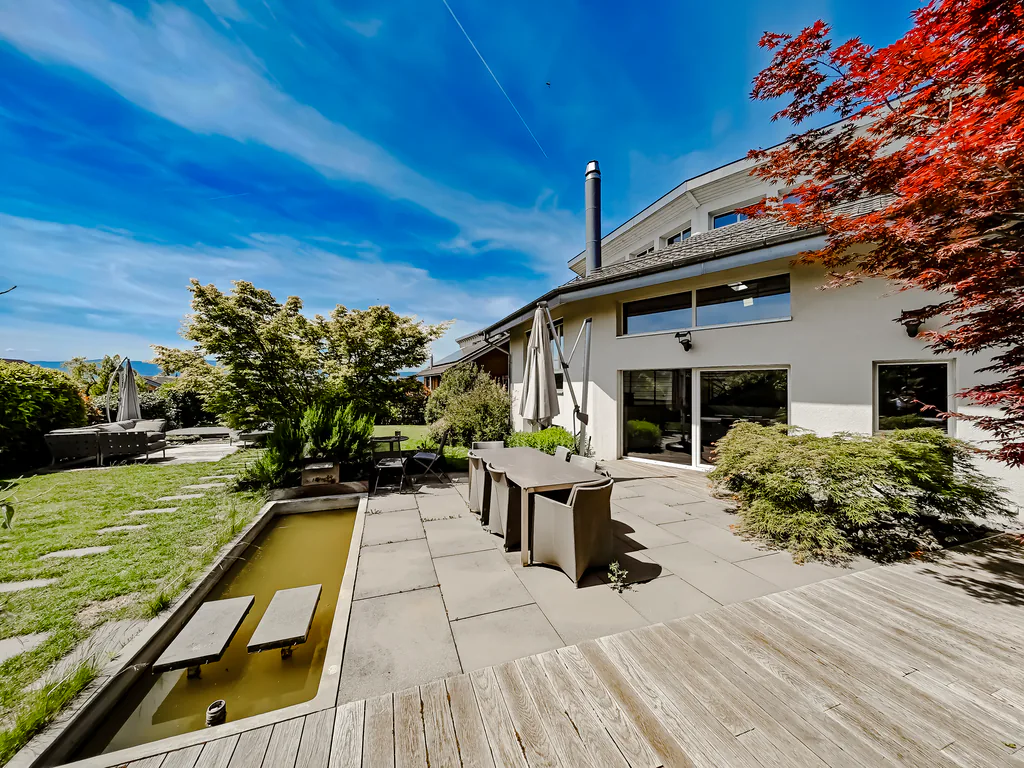 Atypical and bright architect's house in a green setting