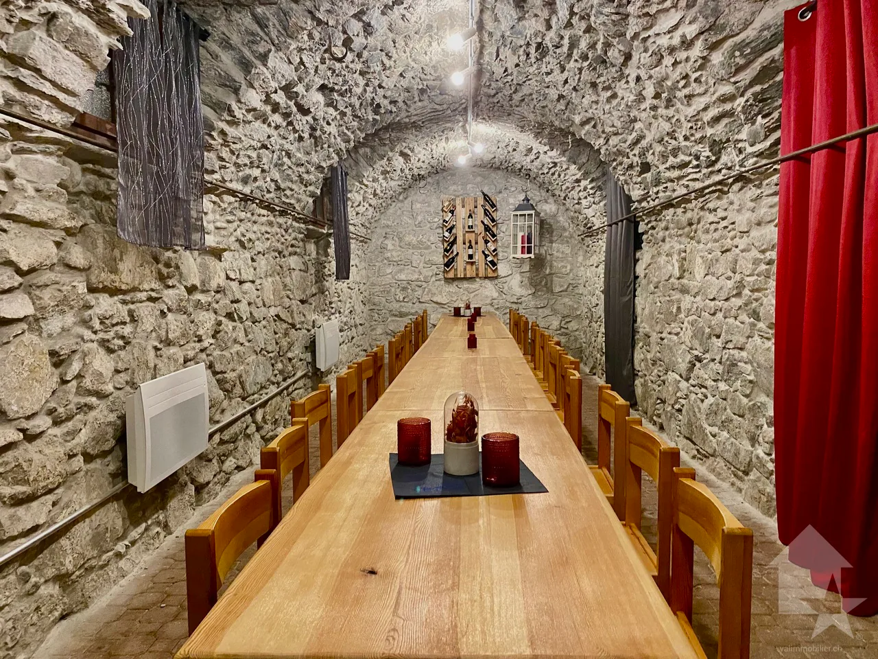 Gebäude mit 5 Wohnungen und einem Restaurant im Zentrum des Dorfes!