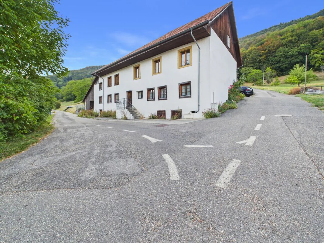 Seltene Gelegenheit: Wohnhaus mit Ökonomieteil und Baulandreserve auf 1'752 m² in Lostorf