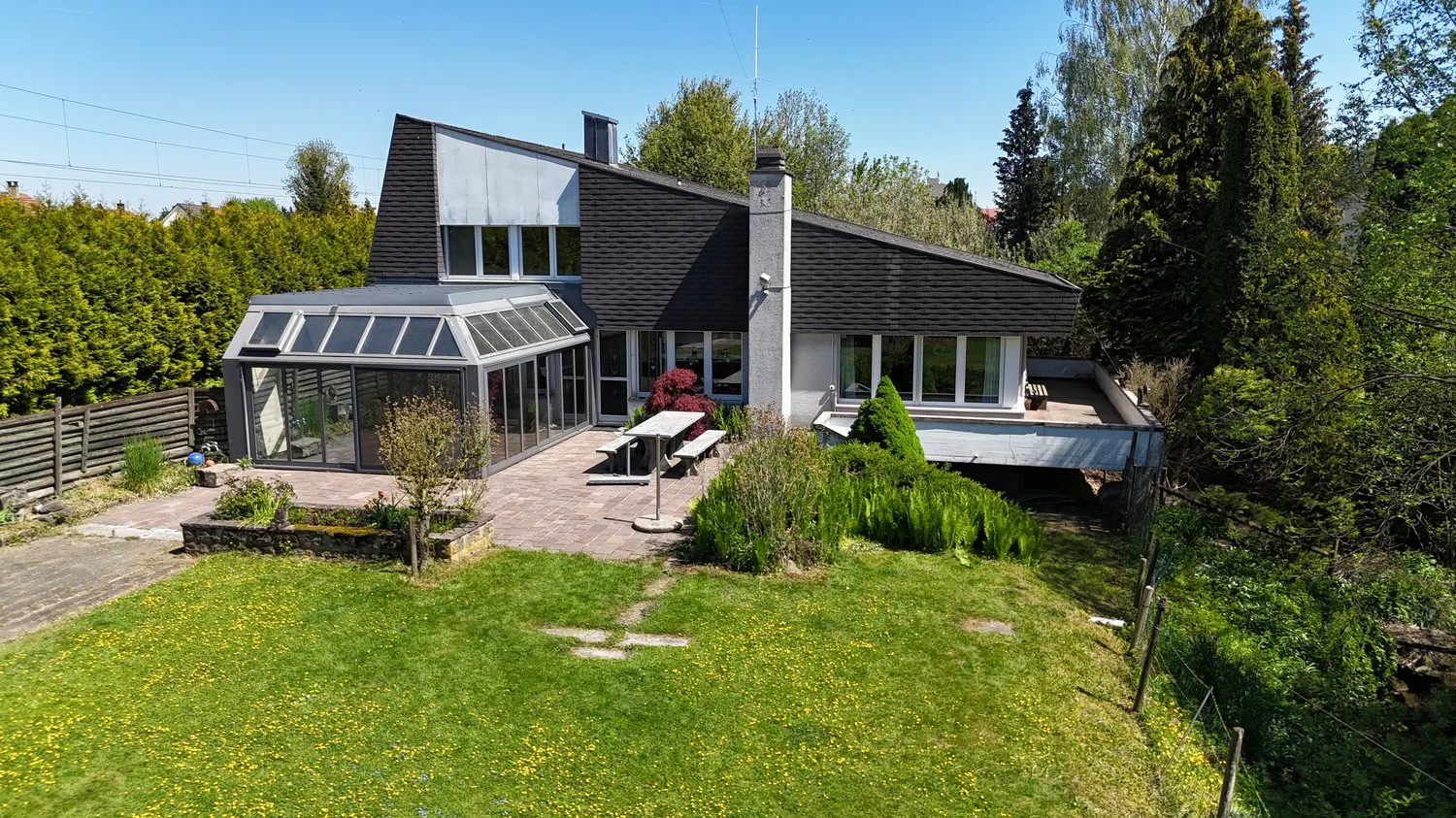 Una casa nel verde, con molta privacy in una posizione centrale