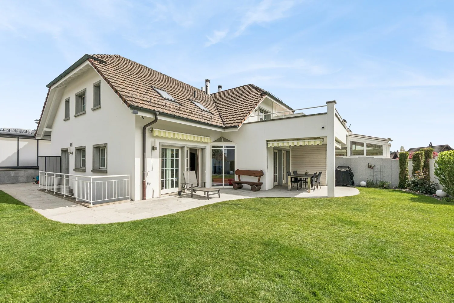 Spacious living with plenty of privacy - 8.5-room semi-detached house in Unterengstringen