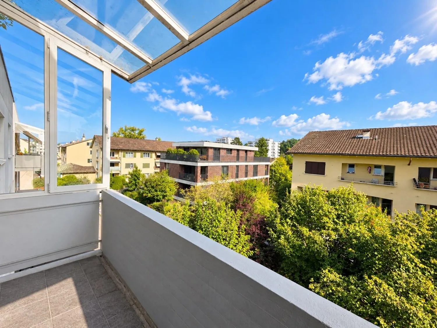Centrally located apartment with balcony and good sunlight