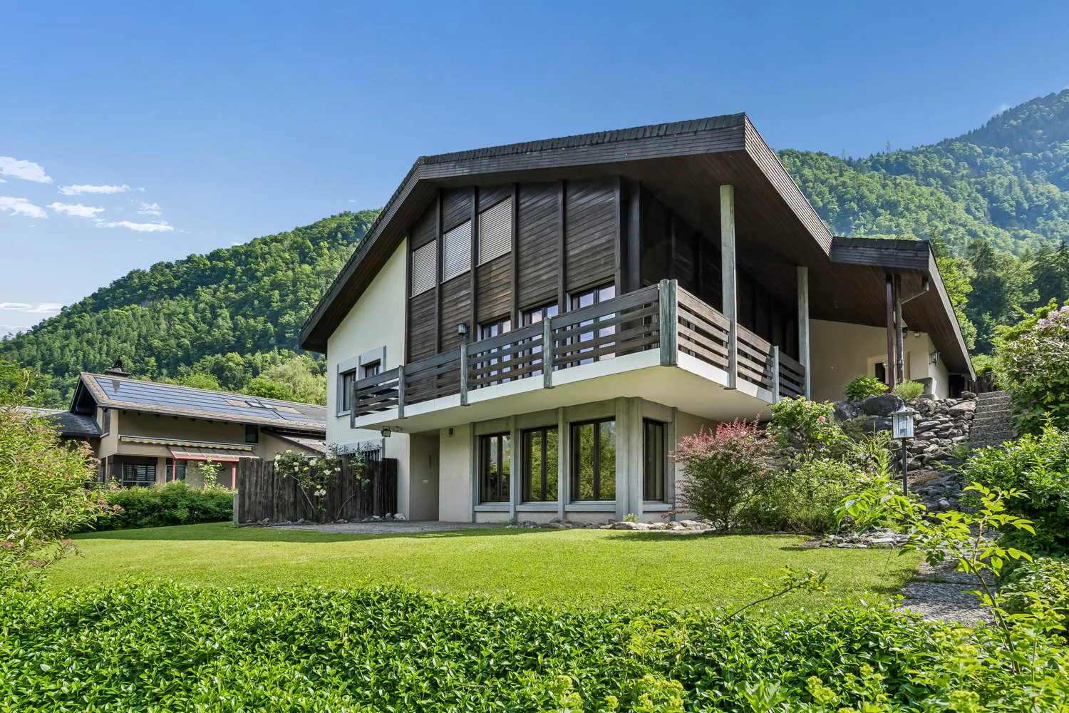 Spacious 6-room single-family house in Glarus Nord – living with a wide view
