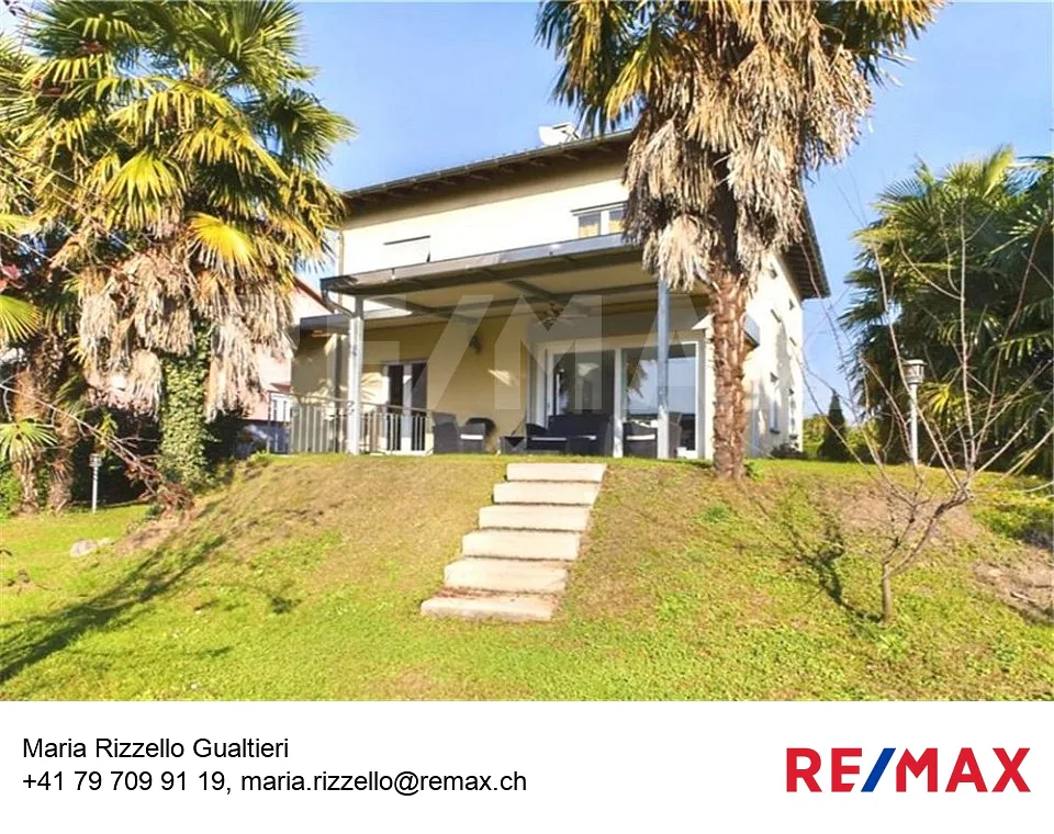 Villa mit großem Garten, Parkplätzen und Garage