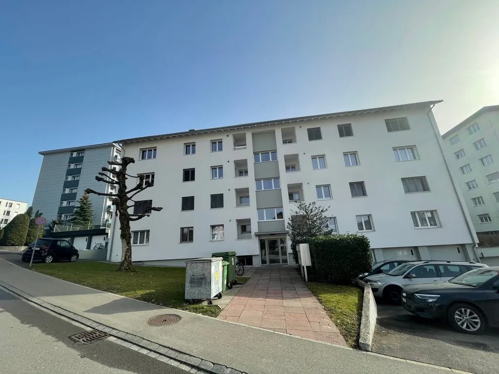 Appartement attractif avec balcon dans un bon emplacement à Jona
