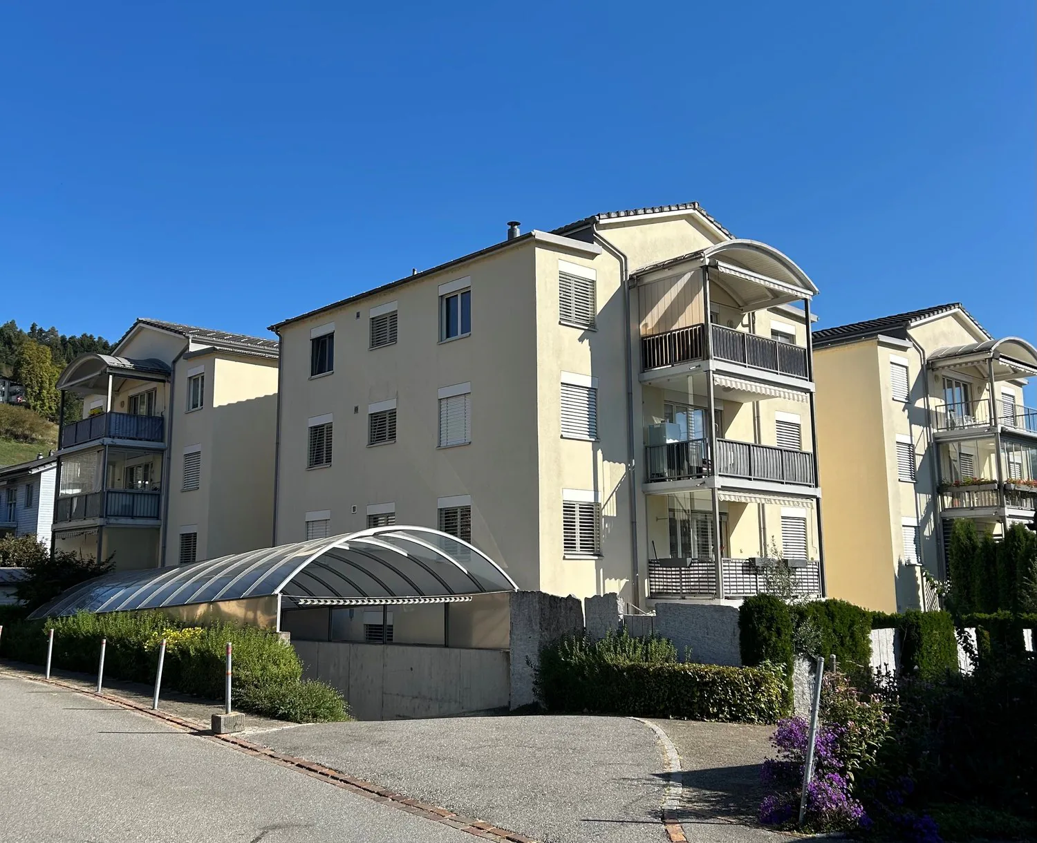 Bright 4.5-room attic apartment with balcony in Uznach
