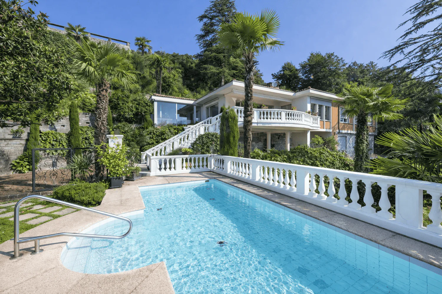 Panoramic villa with view of Lake Lugano and pool