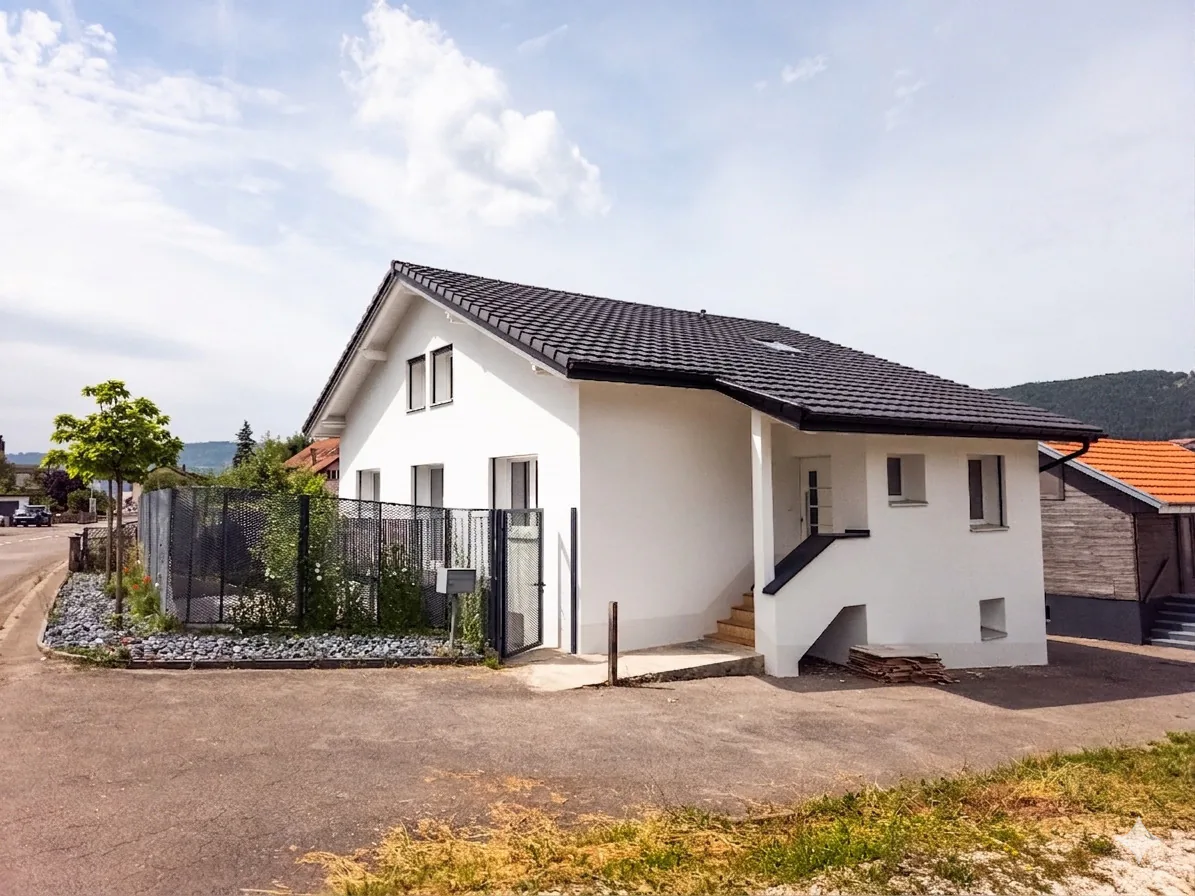 Große, komplett renovierte Villa mit 7,5 Zimmern