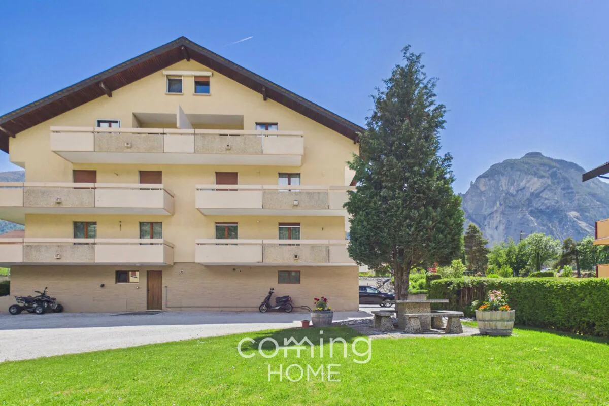 Appartement en attique sur deux niveaux à Susten : beaucoup d'espace, du soleil et une vue imprenable sur les montagnes