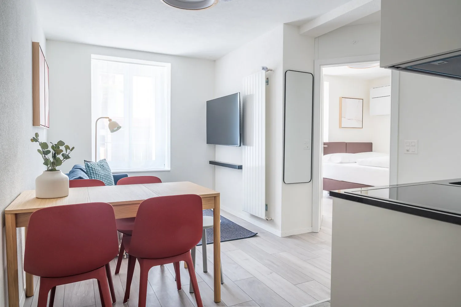 2 minutes to the main station - furnished 2.5 room apartment