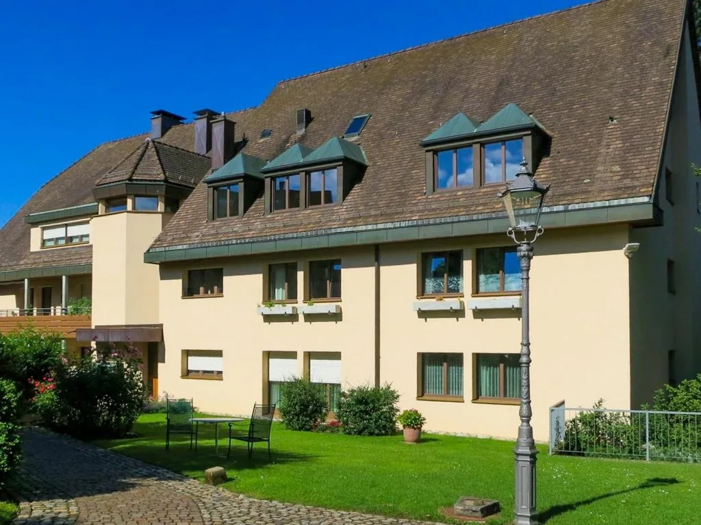 Peaceful in the green, central in Riehen: 192 m2 maisonette with a far-reaching view