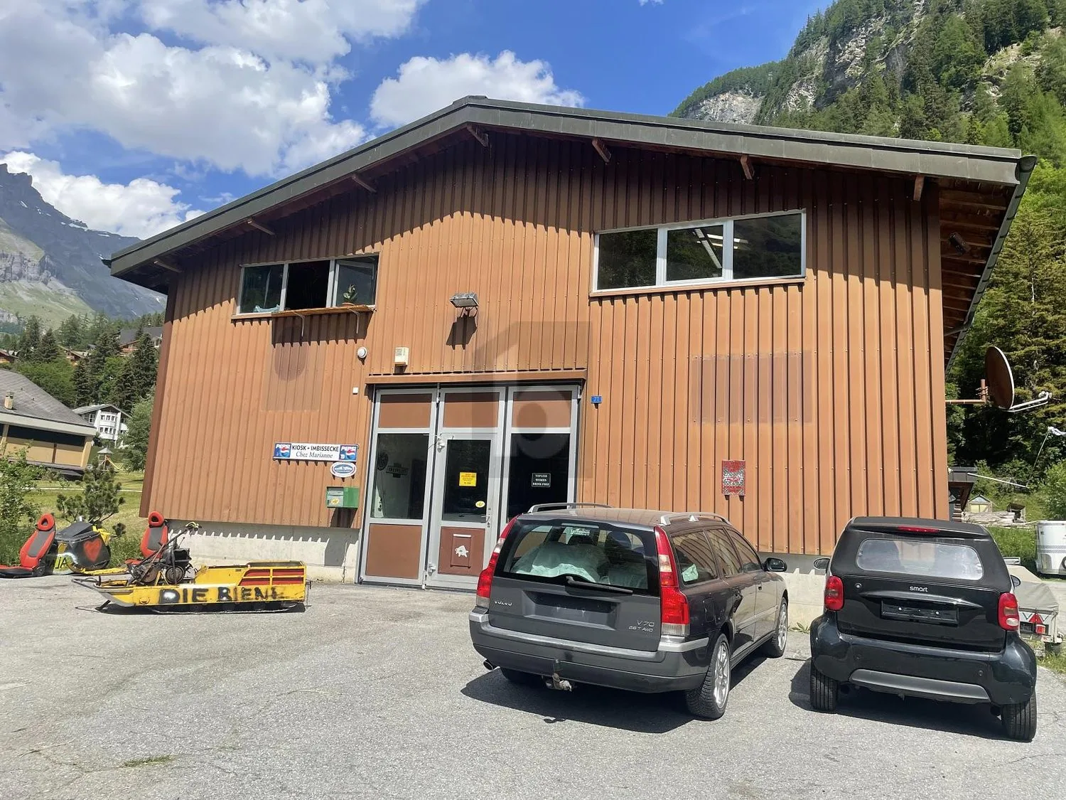 GOOD LOCATION WITH VARIOUS POSSIBILITIES