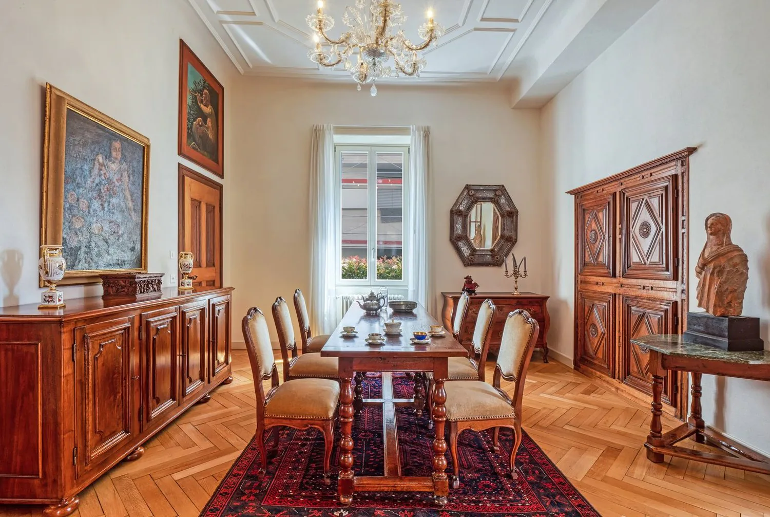 Charmante Dachwohnung mit Terrasse in einer historischen Villa