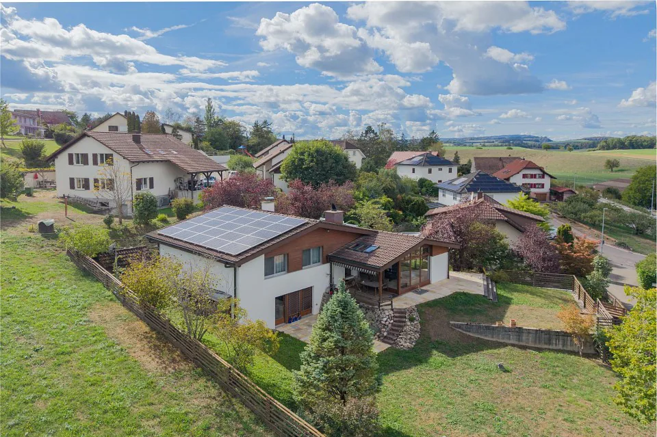 Habiter calmement au bord de la zone de construction : maison unifamiliale de 7,5 pièces avec 3 garages