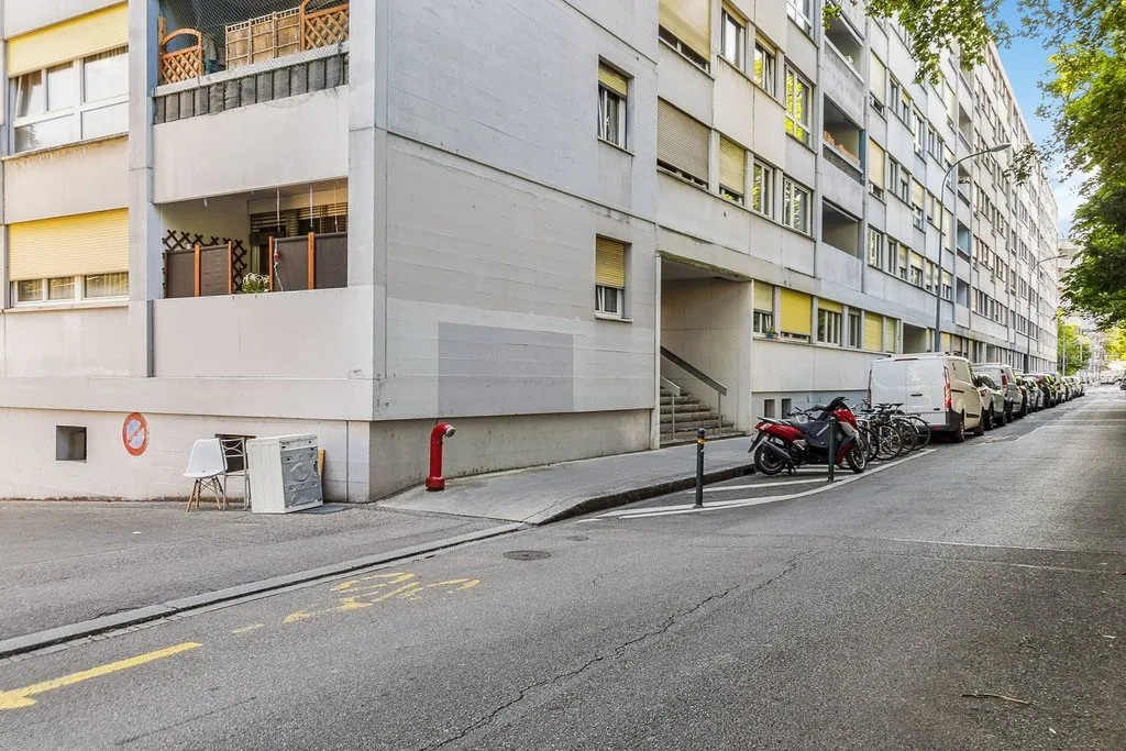 Garage mit Ladestation für Elektrofahrzeug