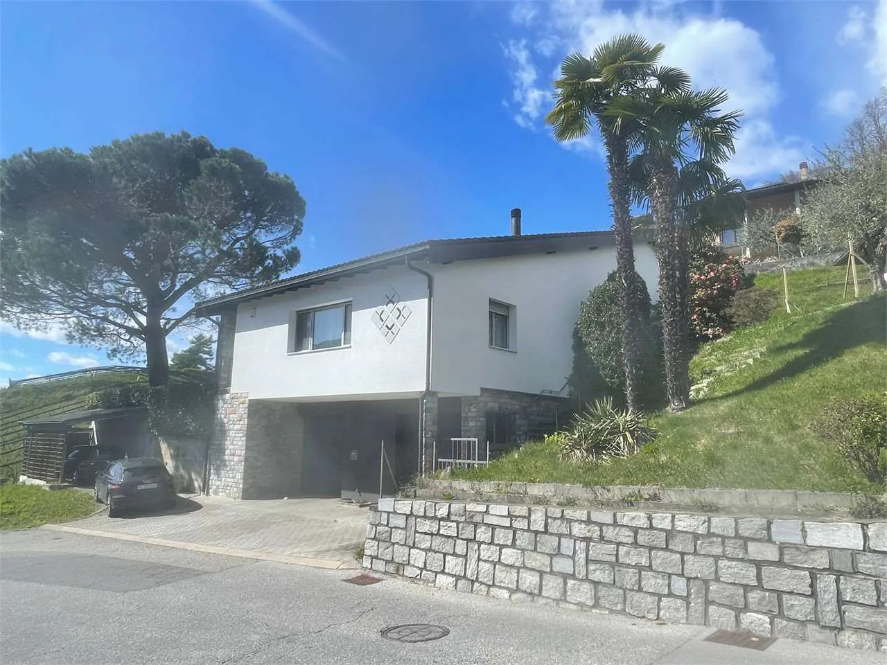 Villa von hohem Standard, eingebettet in die Natur in Croglio