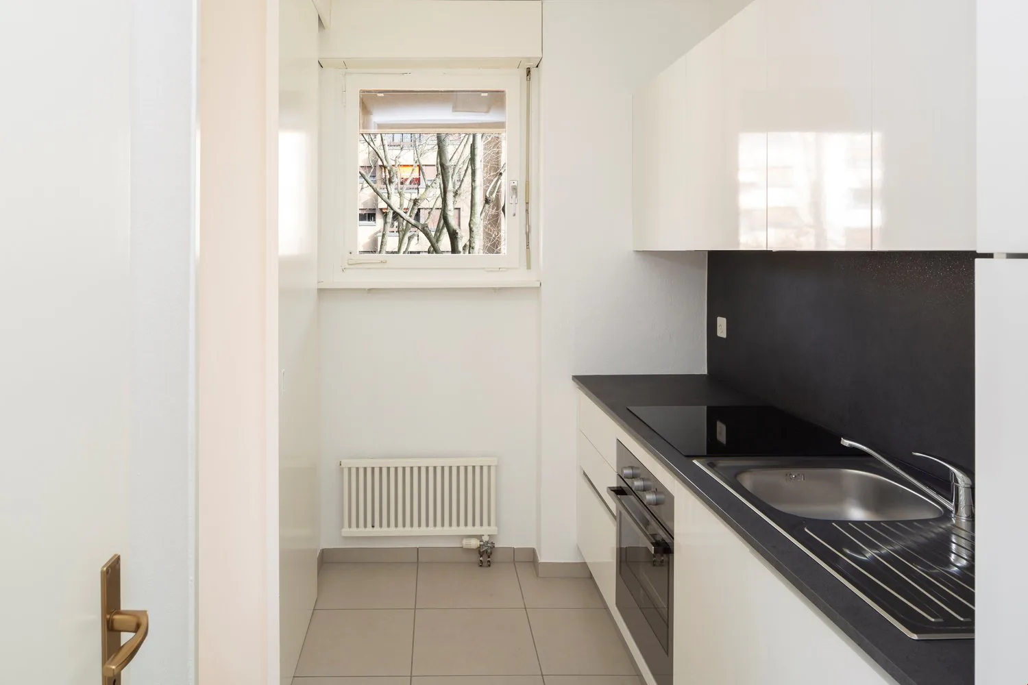 Suchst du eine schöne 2.5-Zimmer-Wohnung in Giubiasco, umgeben von Grün?