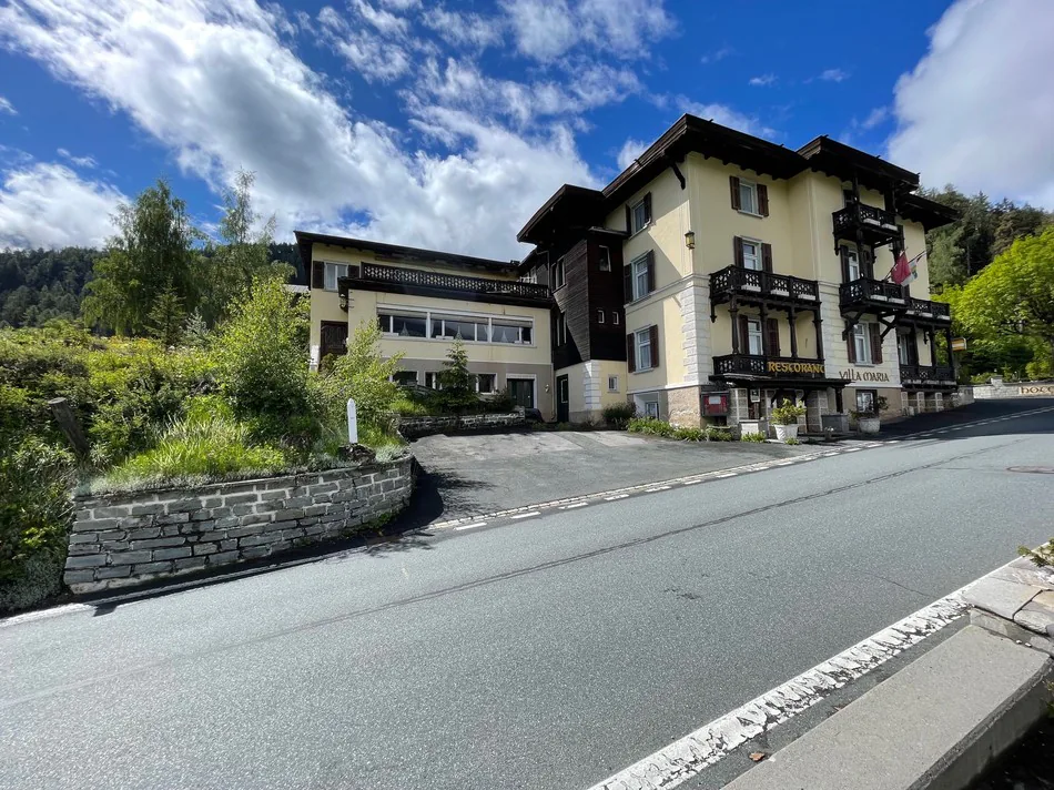 Stillgelegtes Golf-Garten-Hotel an traumhafter Lage in Scuol-Vulpera-T