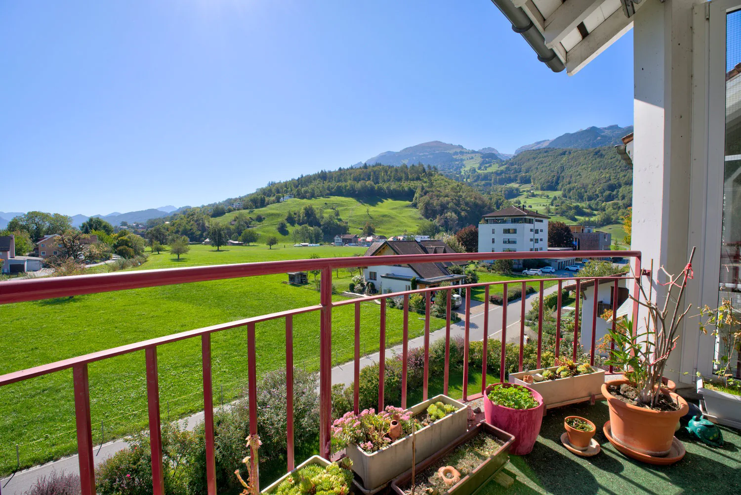Appartamento mansardato di 5,5 locali con galleria, balcone sud e panorama montano