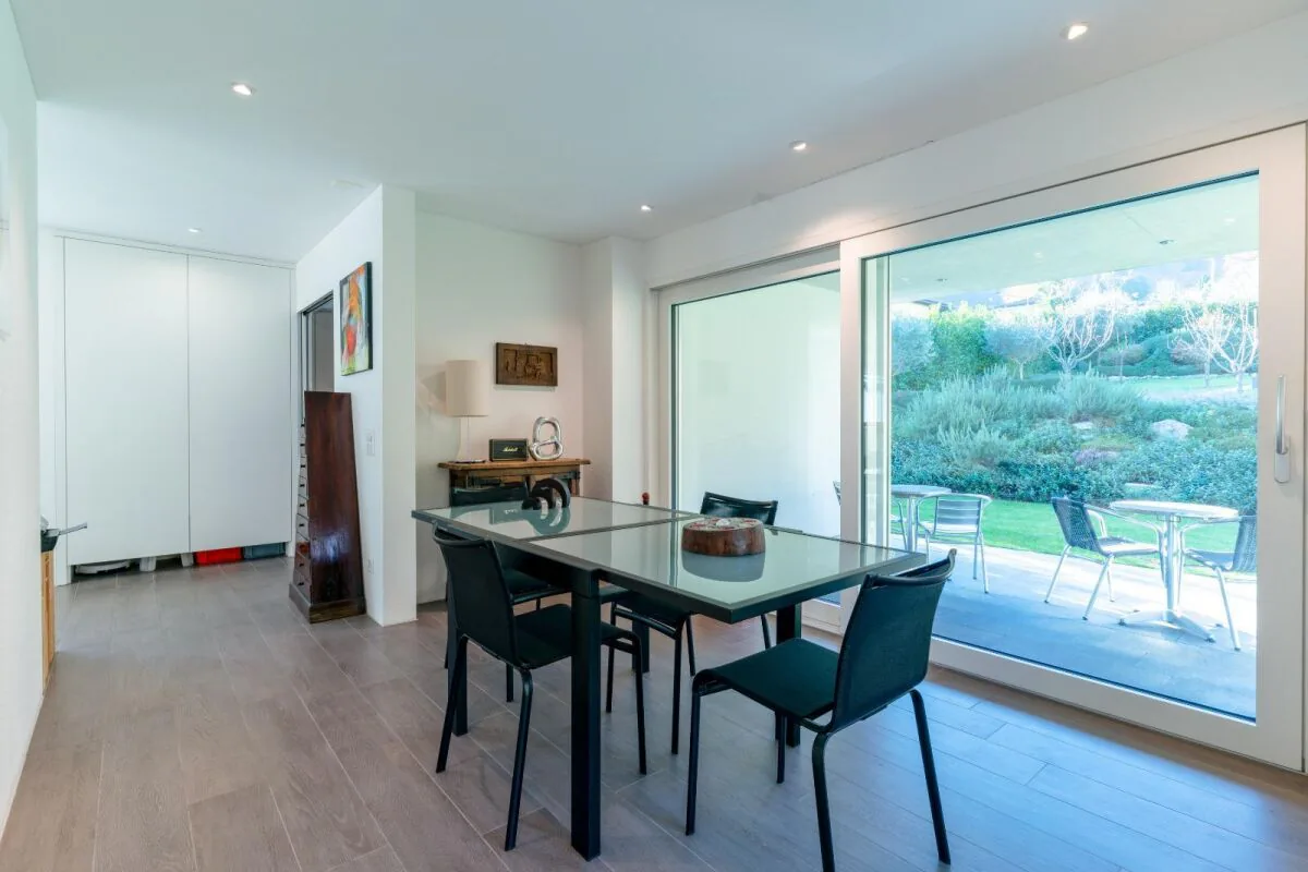 Moderne 4.5-Zimmer-Wohnung mit privatem Garten, Cheminée und Fitnessraum – eine Oase der Ruhe in Arcegno