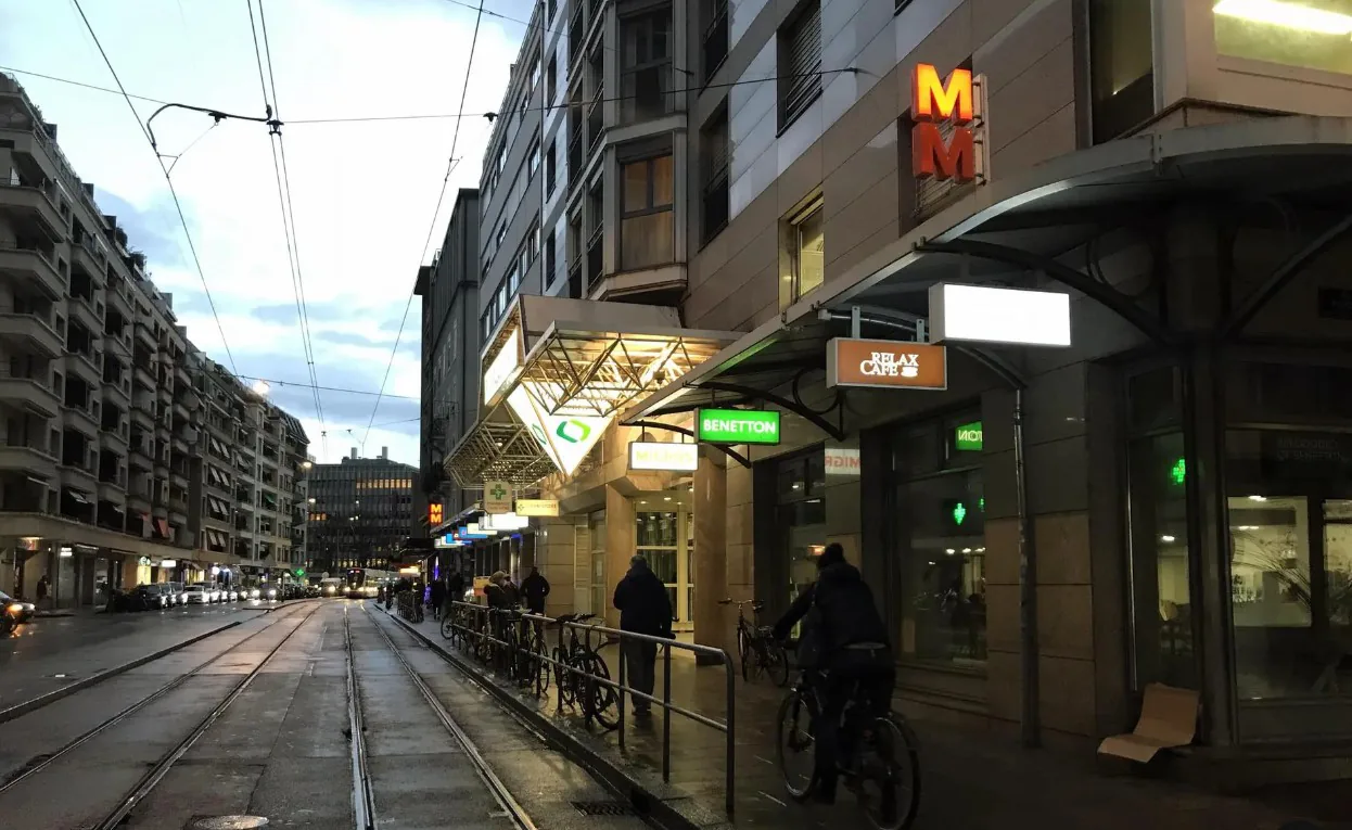 Schöne Arcade zur Miete im Herzen des Einkaufszentrums Plainpalais