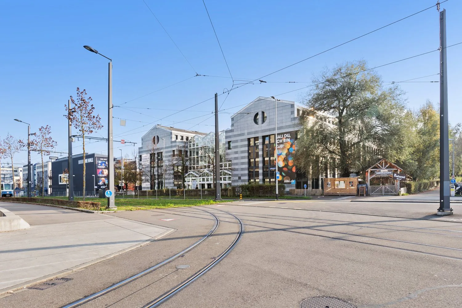 Attraktive und flexible Gewerbe- oder Lagerfläche direkt am Bahnhof!