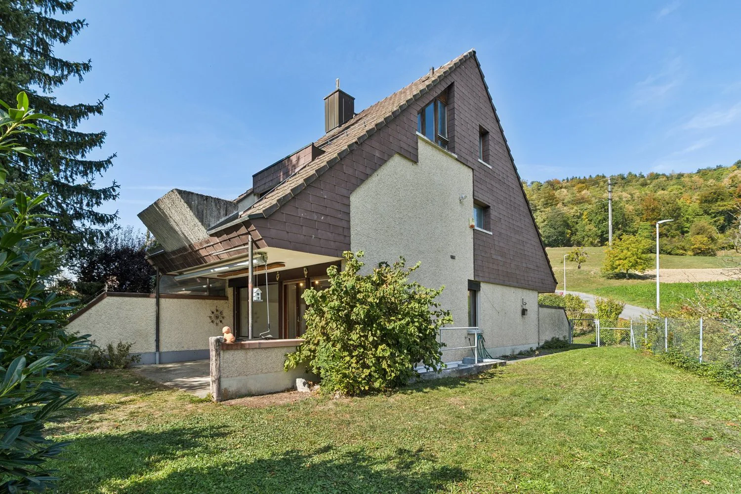 Sonniges Zuhause am Feldrand mit viel Umschwung