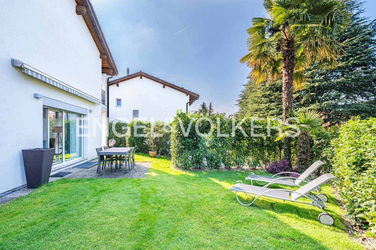 Familiäres Haus mit hellem Garten