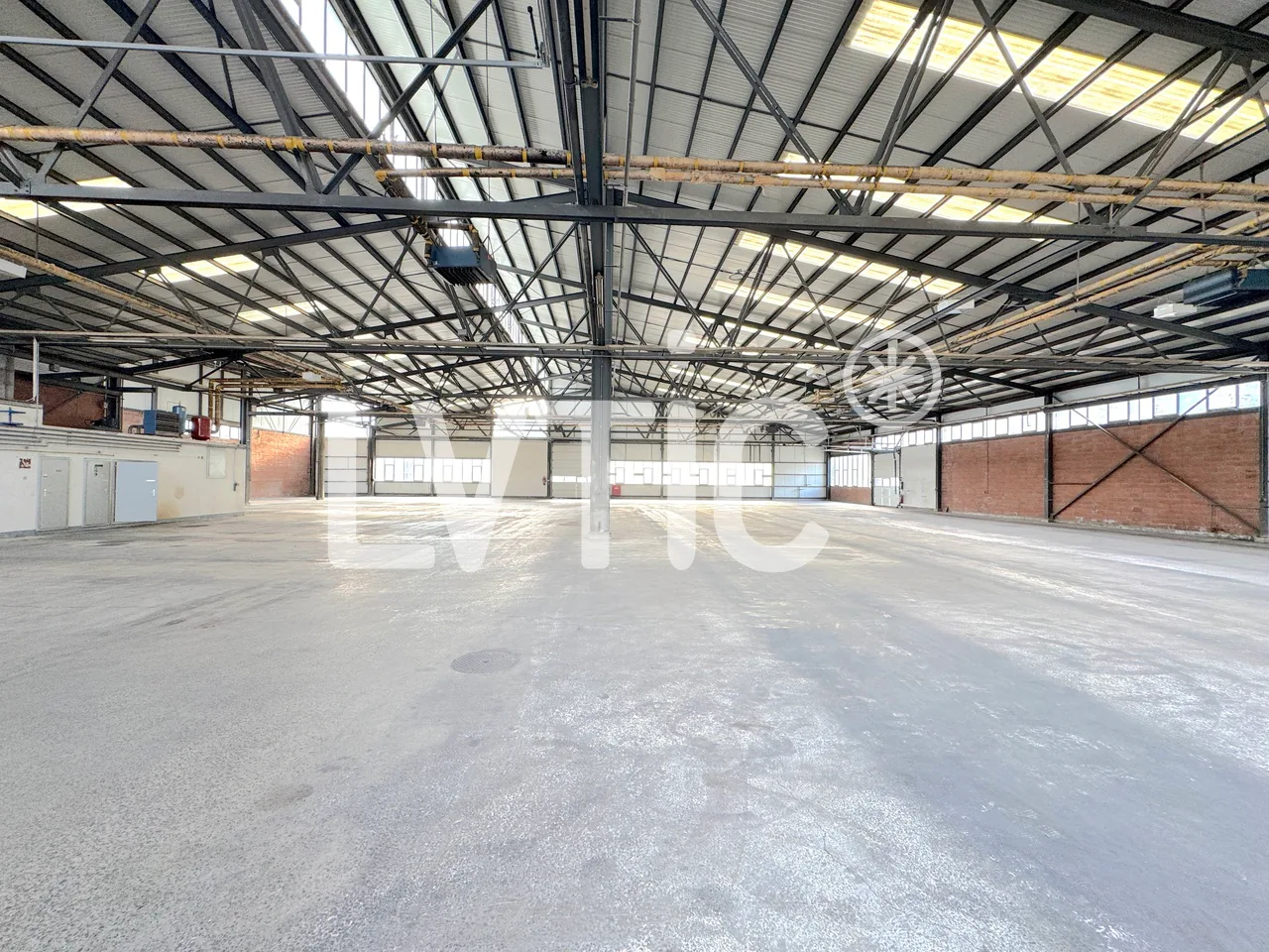 Halle für Industrie, Büros und Außenflächen zur Miete in Aigle
