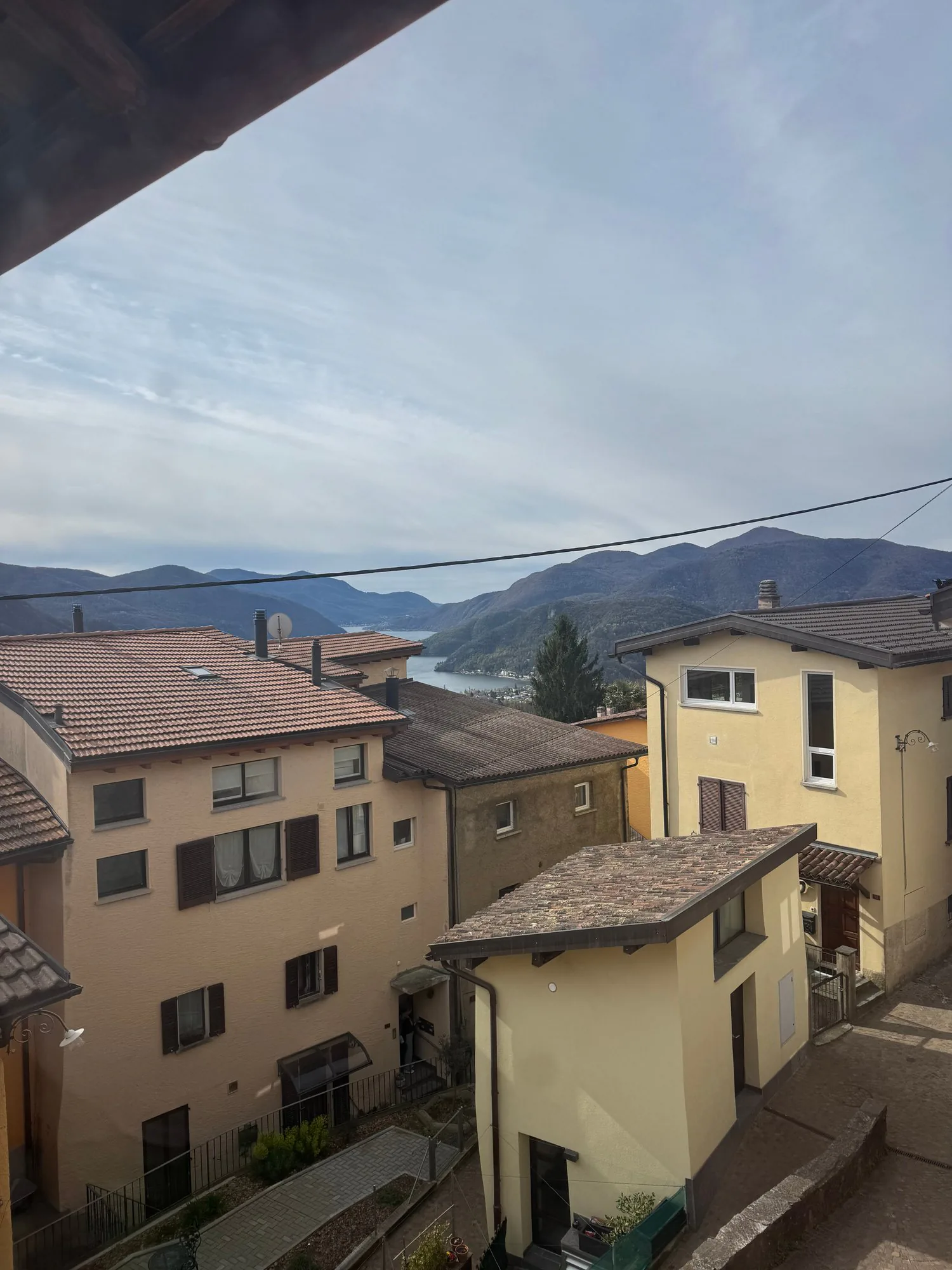 Casa di nucleo con 2 appartamenti e 18 locali a Vernate
