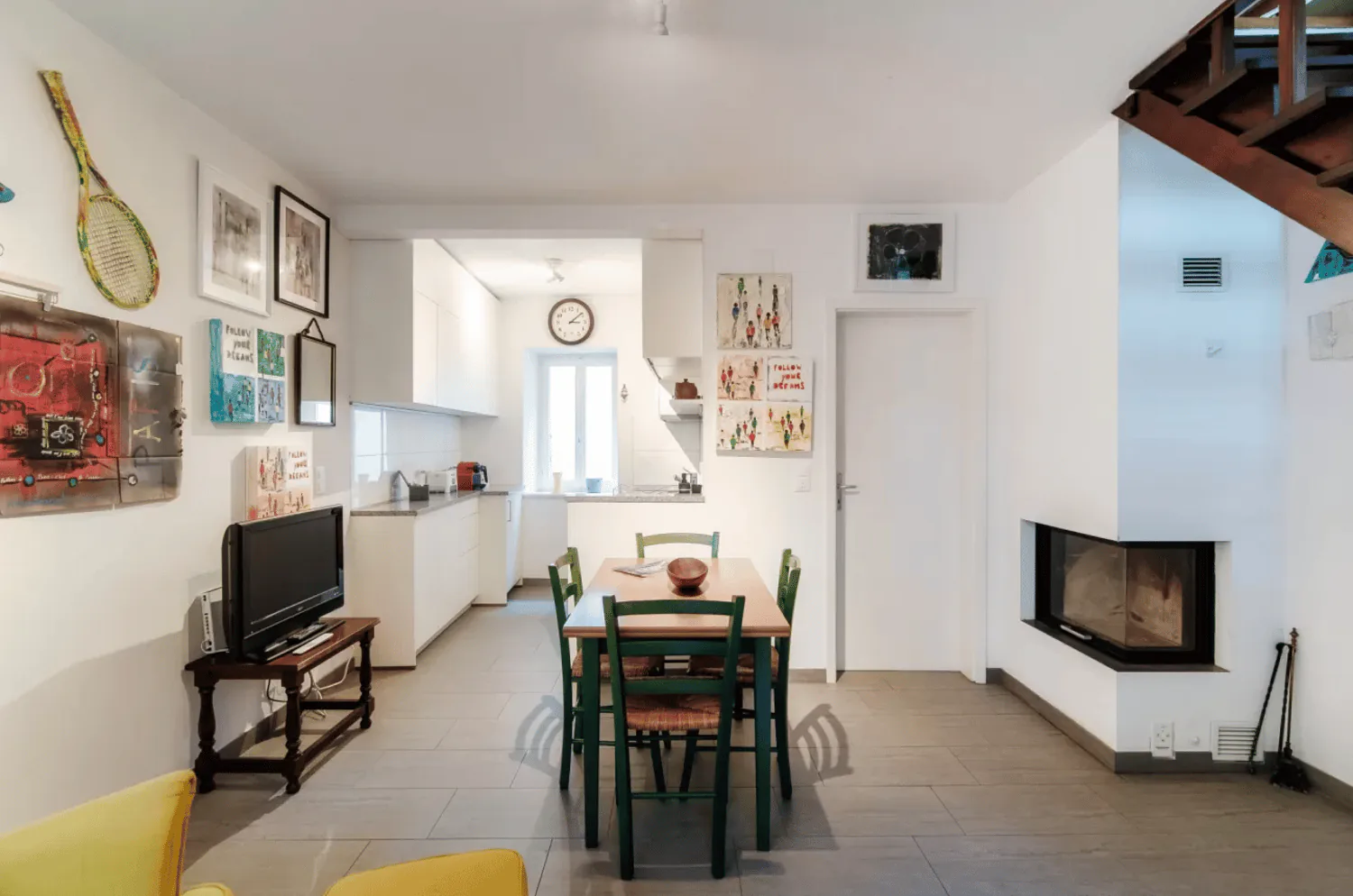 Trilocale arredato su due livelli con patio – Bissone