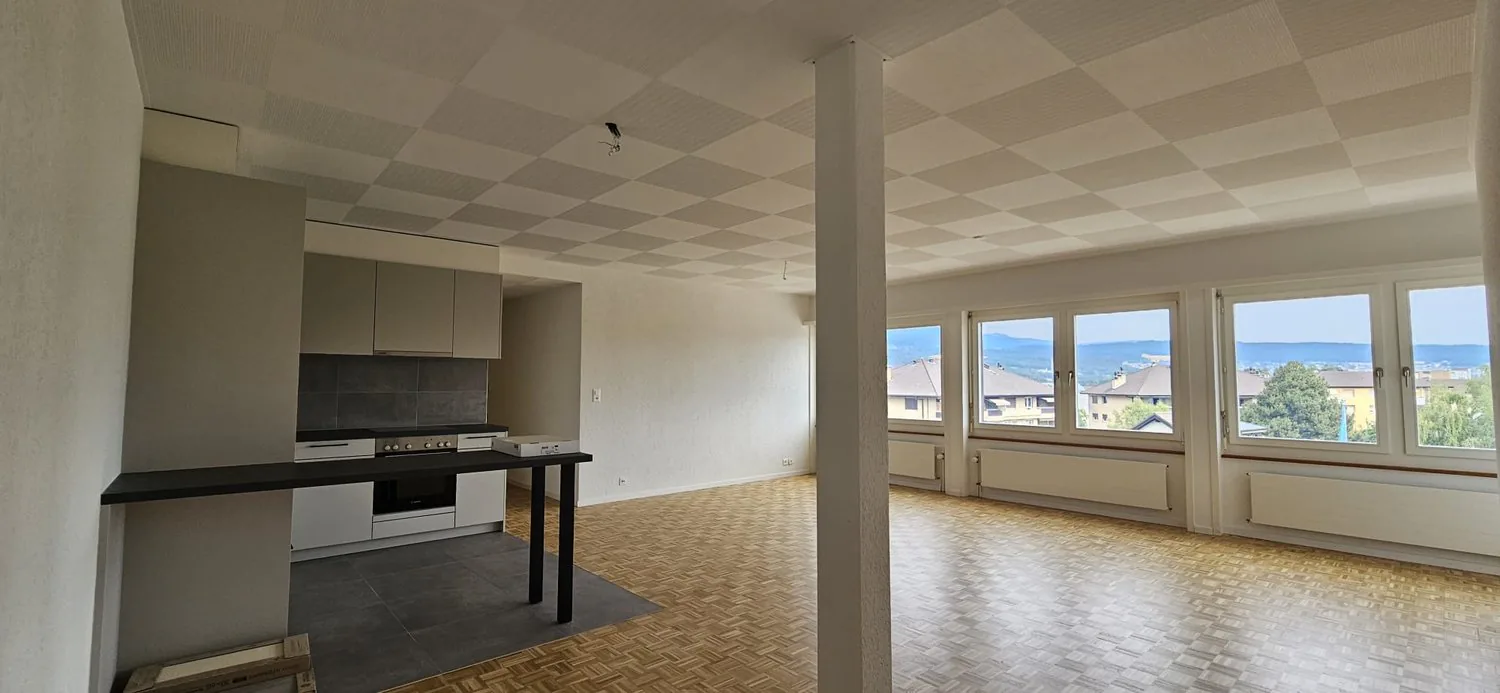 Geräumiges renoviertes Apartment mit neuer Küche. Mit Conciergeservice