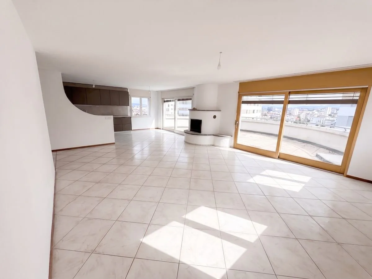 Geräumige 5.5-Zimmer-Wohnung im letzten Stock mit Terrasse und Balkonen - Conthey