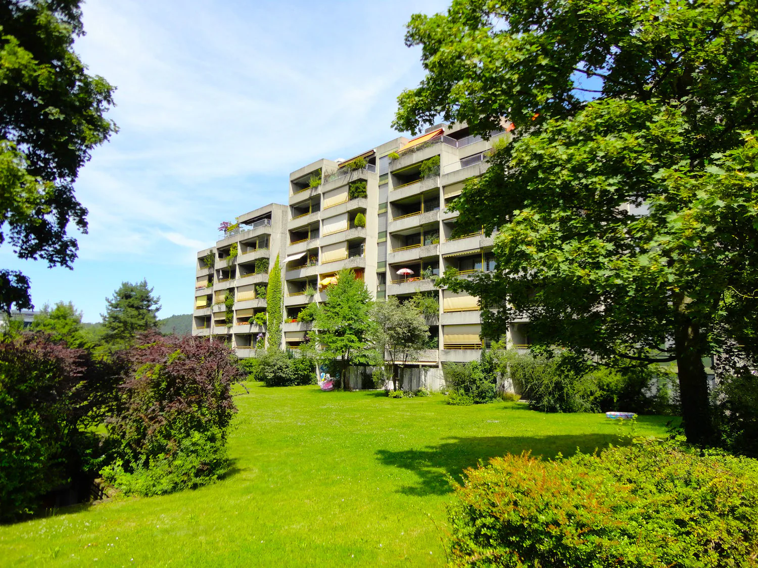 Freshly renovated! Bright 4.5-room apartment with a view of the greenery