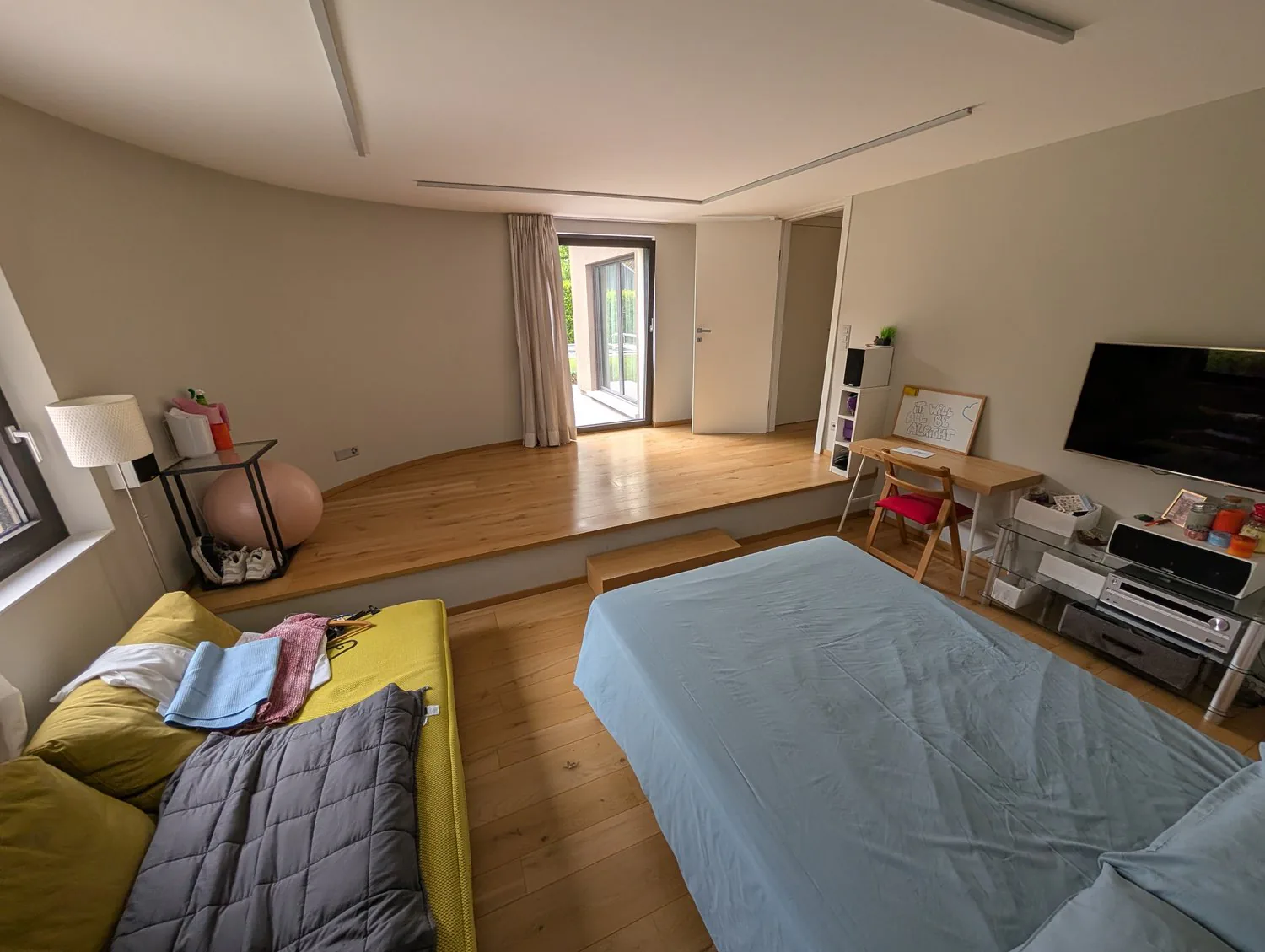 Room for rent in elegant villa – strategic location and services included