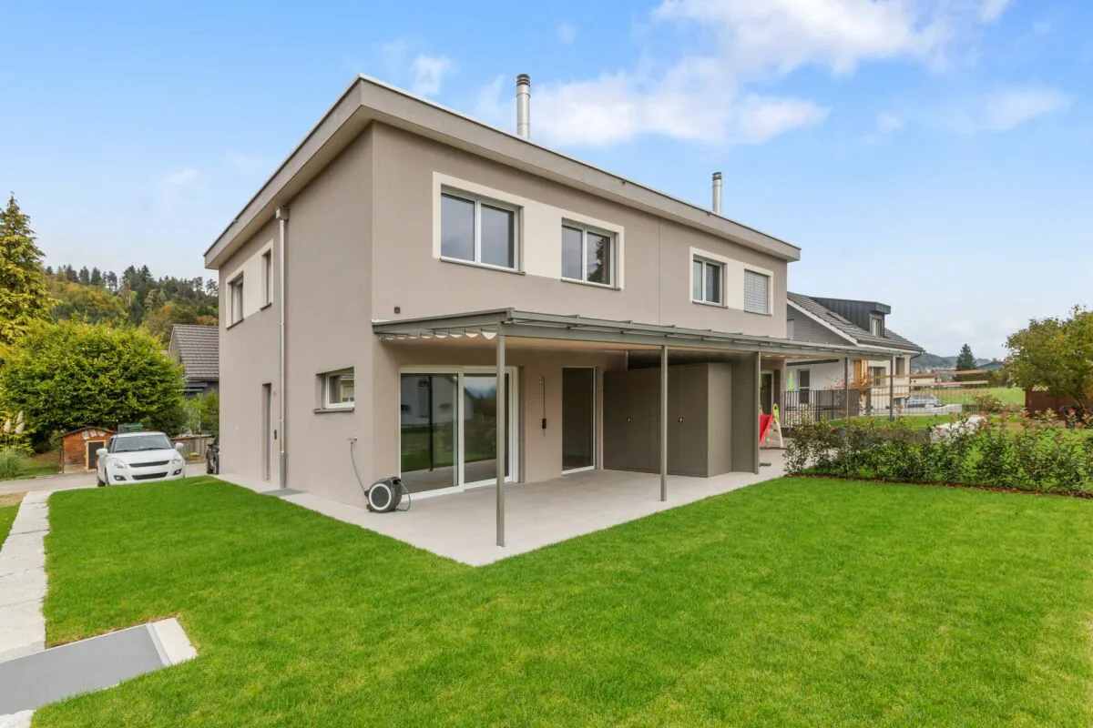 Hochwertige Doppelhaushälfte mit Garten und zwei Abstellplätzen in der Tiefgarage an ruhiger Lage