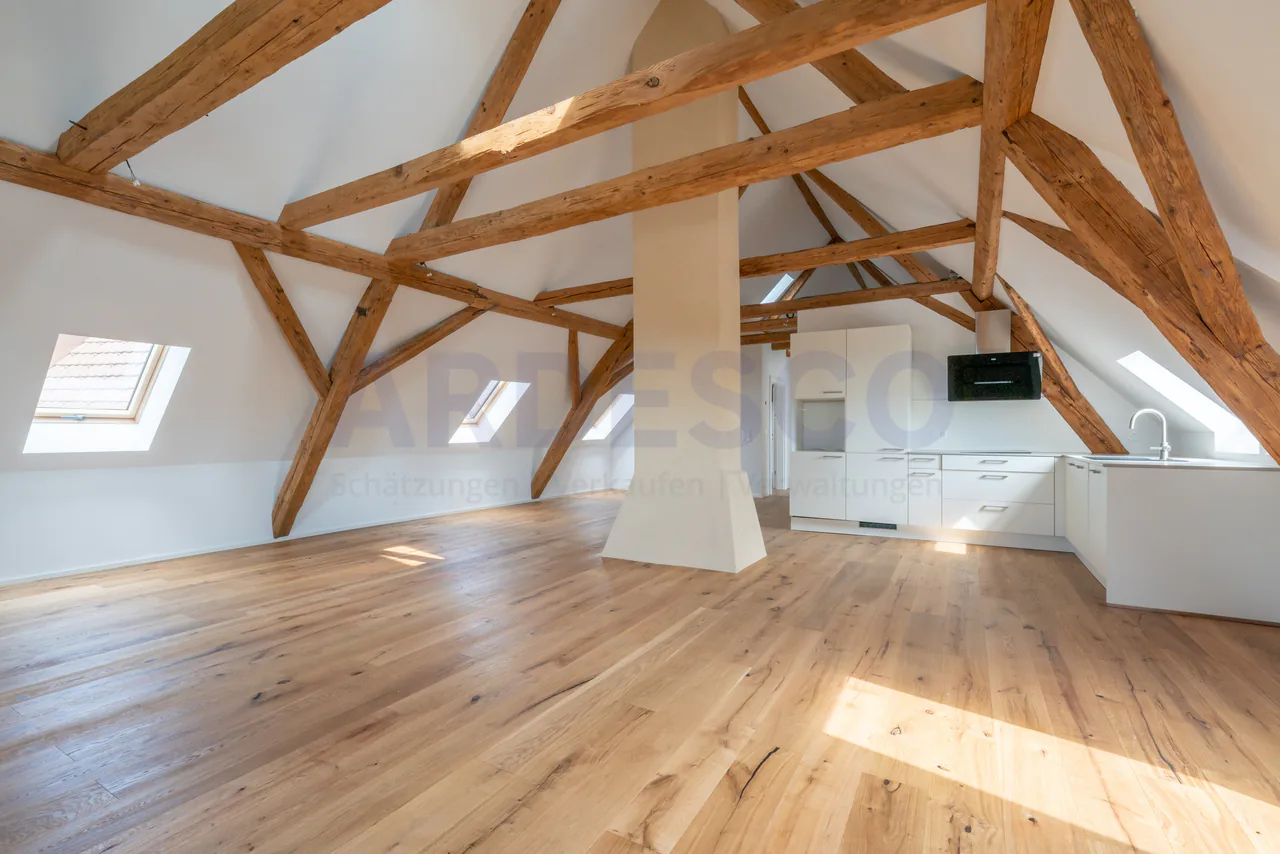 Dachwohnung mit Charme!