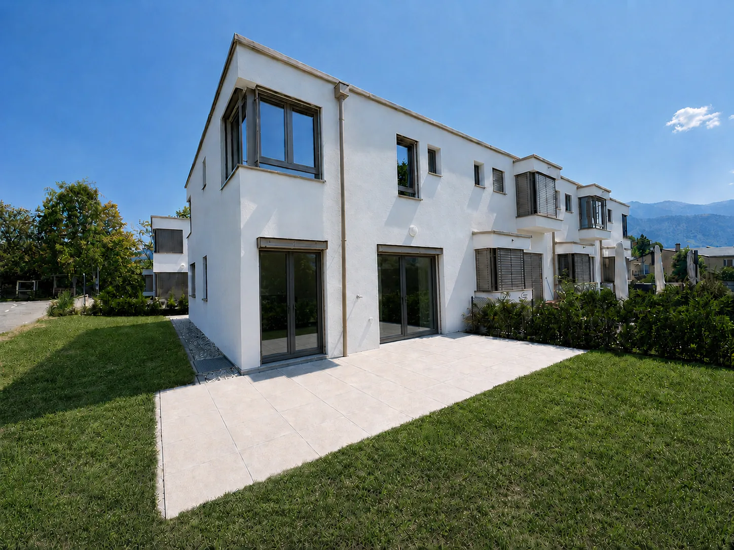 Contemporary new villa with garden - available immediately