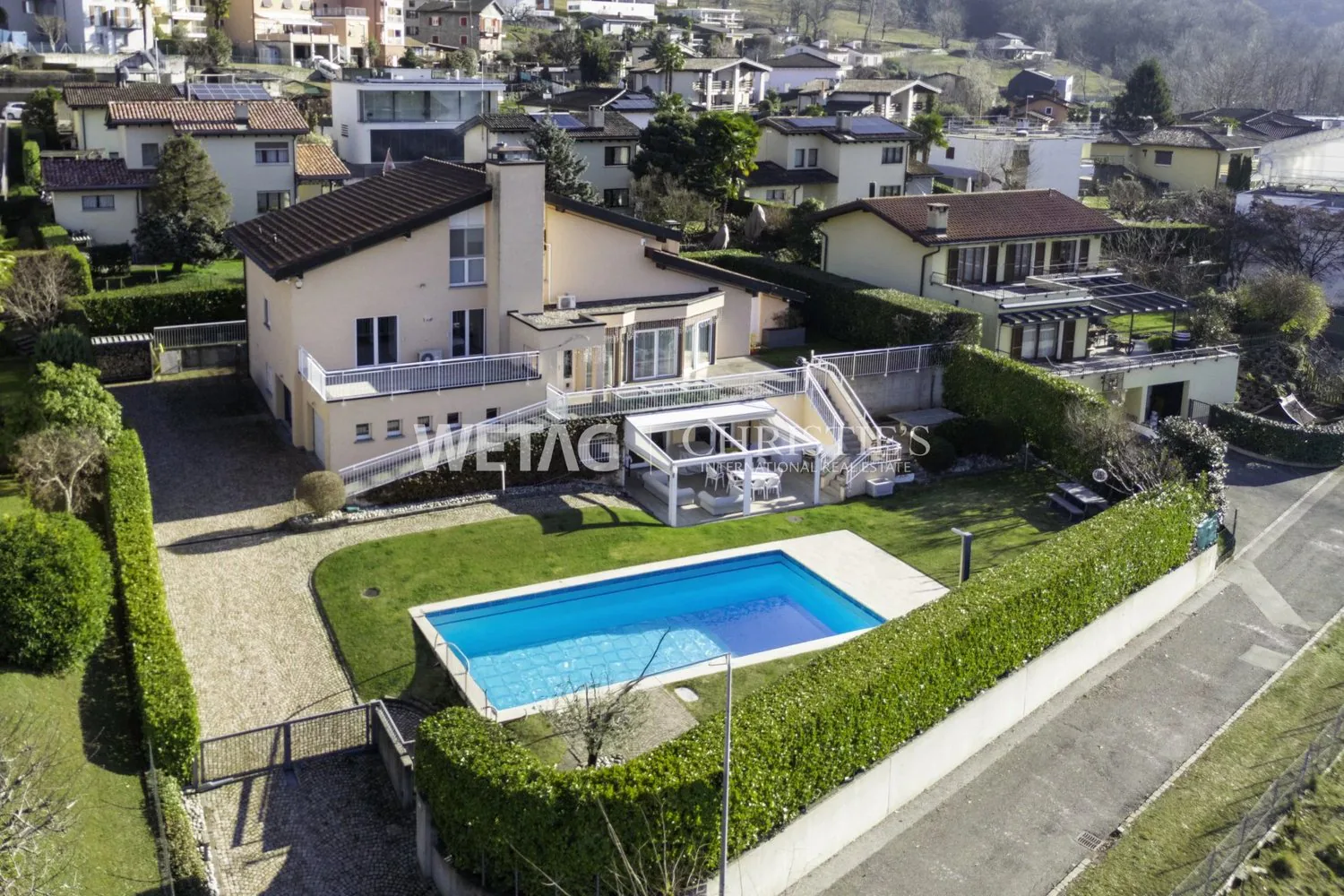 Elegante Villa in Lugano-Villa Luganese zu verkaufen: Grosszügige Räume, ebener Garten, Aussenpool & Fitnessbereich