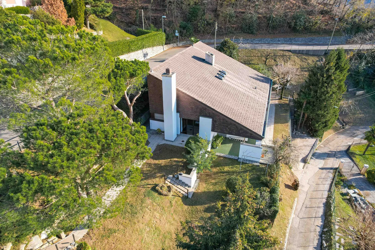 Villa con ampio giardino e vista aperta a Morbio Superiore