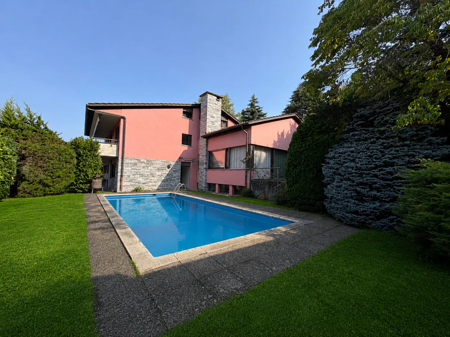 Large 1970s villa with 7.5 rooms and swimming pool in Lugano Cadro